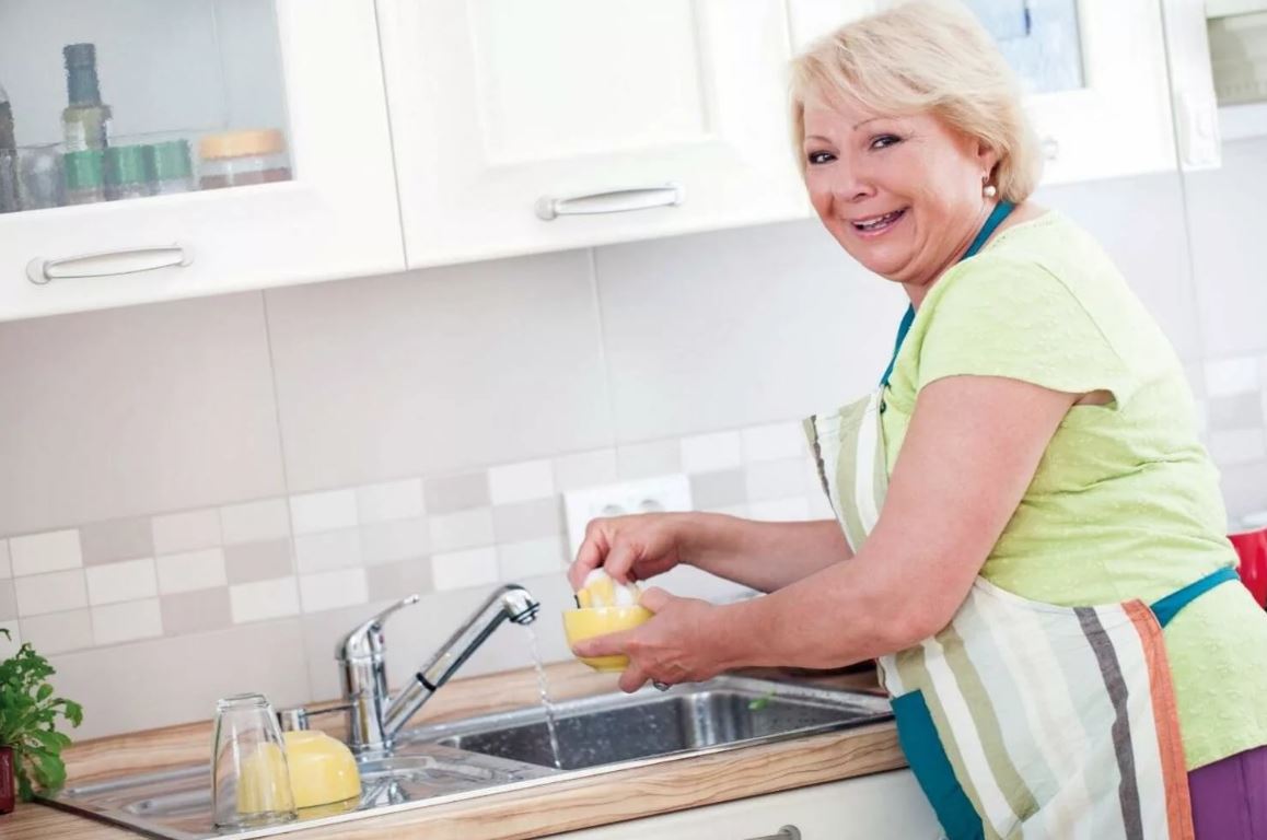 Обнажение пожилой домохозяйки на кухне 