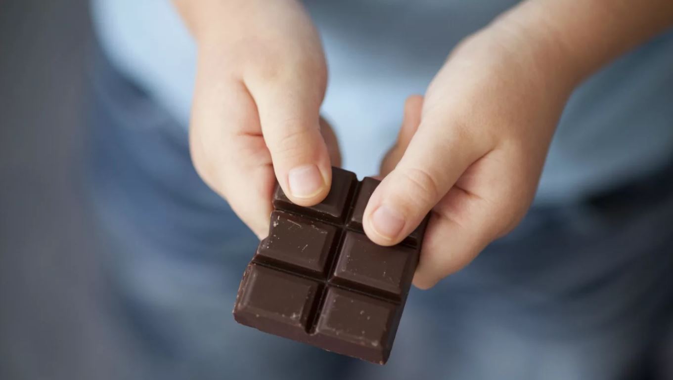 Бабушка обиделась, что шестилетний внук не угостил ее шоколадкой, все съел сам