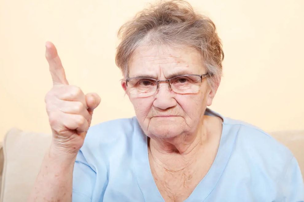 Бабушка полгода не разговаривает с внучкой-первоклассницей: «Пусть признает свою вину и попросит прощения!»