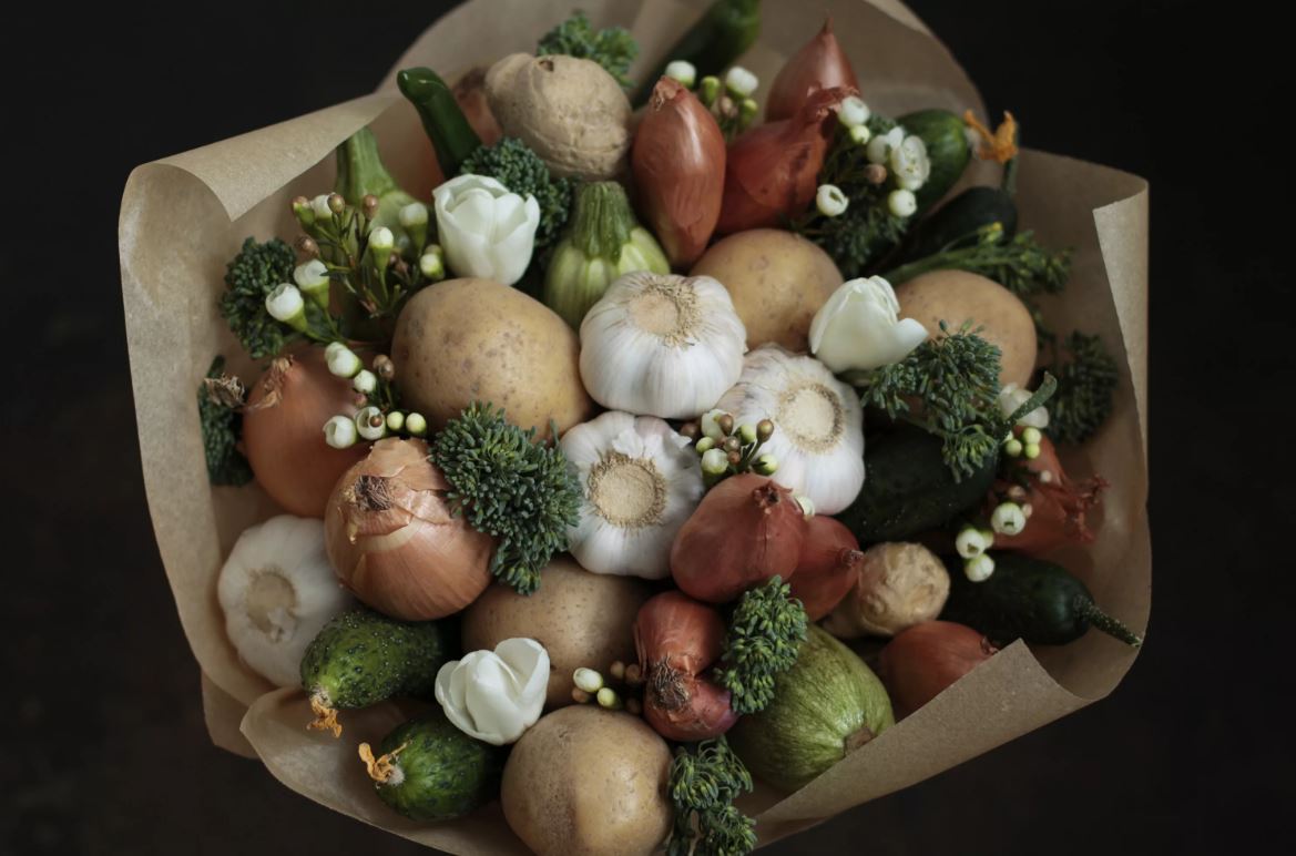 На день рождения свекрови невестка подарила букет из лука и морковки