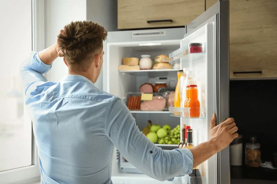 «Он жадный, или просто не задумывается о том, откуда продукты берутся в холодильнике?» - не понимает девушка
