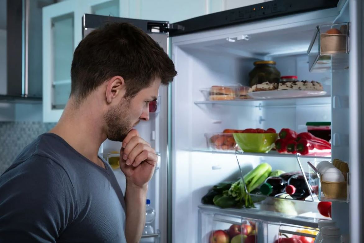 «Опять есть нечего!» — горестно вздыхает муж, оглядывая полный холодильник