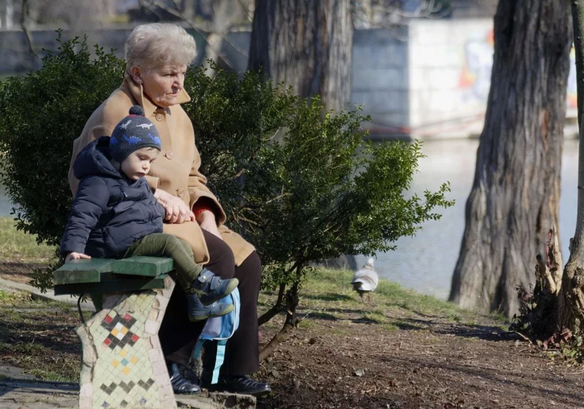 «Мама твоя тебя бросила, пошла в офисе своем хвостом крутить!» – говорит сынишке соседки его бабушка
