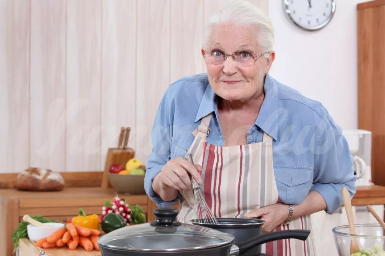 «Плесень срезала — и в суп! Вкуснятина получилась, пальчики оближешь!» – радуется свекровь