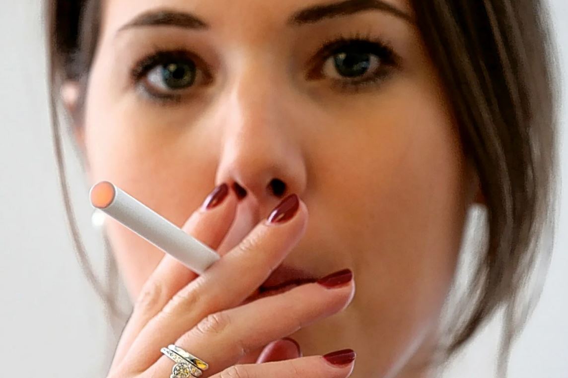 Женился на курящей, а теперь перевоспитывает: «Или бросай курить, или развод!»