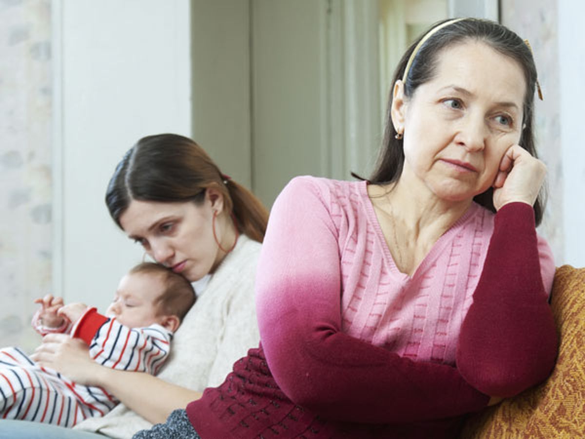 Родители берут. Мама недовольна дочкой. Взрослый ребенок злится на маму. Стареющая мать. Недовольный младенец и мама.